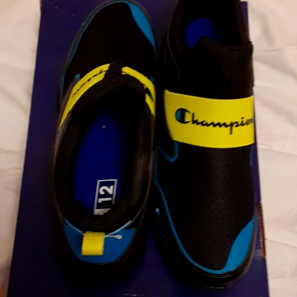 Tennis shoes